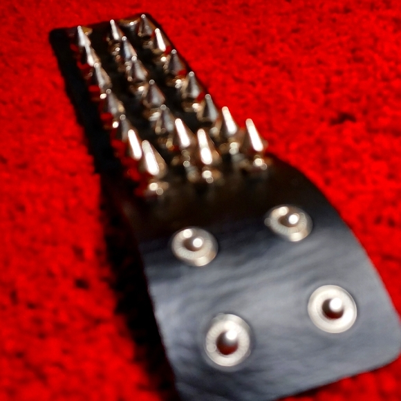Spike Cuff - Picture 2 of 4